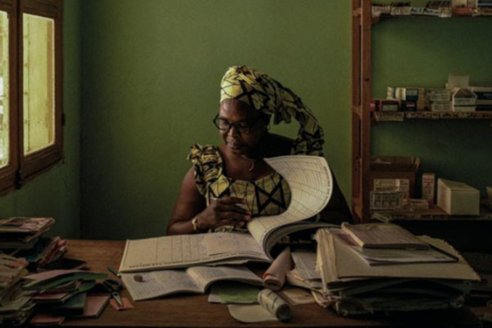 foto mostra fotografica signora delle camelie donna che legge