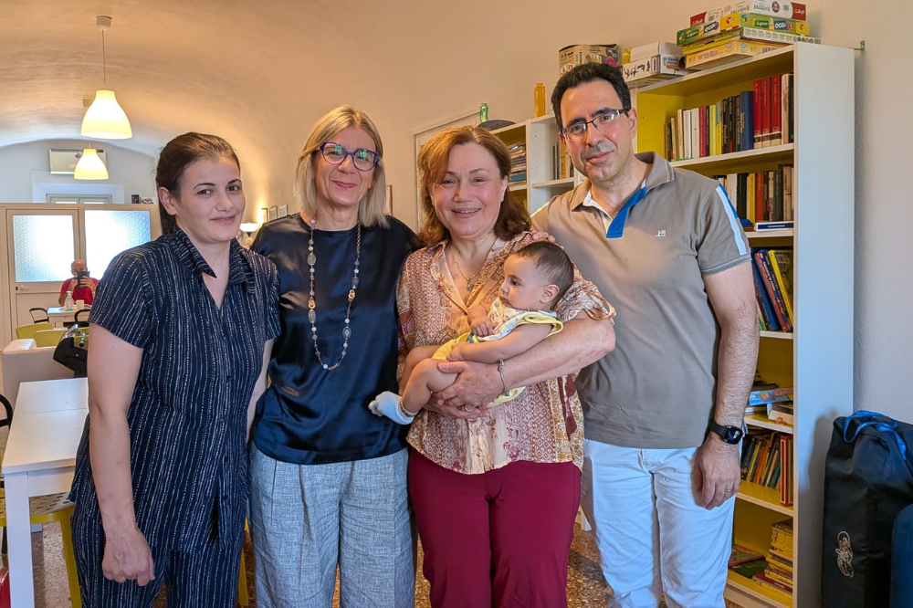 la mamma di Suleman, Emanuela Angeli Direttrice della Cardiochirurgia pediatrica del Policlinico di Sant'Orsola, cardiologo Pediatra Tammam Hasan e Paola Montanari presidente di Piccoli Grandi Cuori