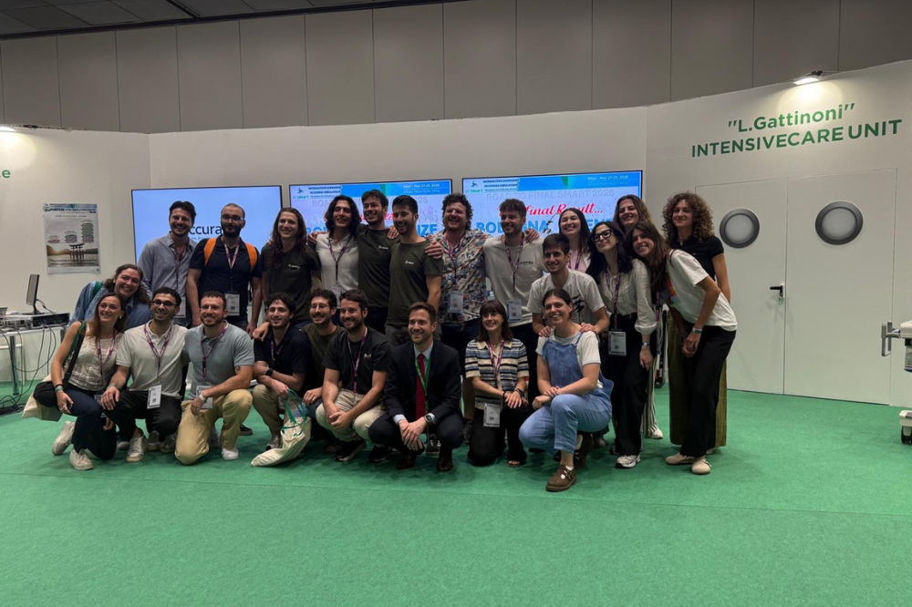 La squadra vincitrice insieme a un gruppo di altri medici in formazione della Scuola di Specializzazione in Anestesia Rianimazione, Terapia Intensiva e del Dolore dell’Alma Mater Studiorum Università di Bologna.