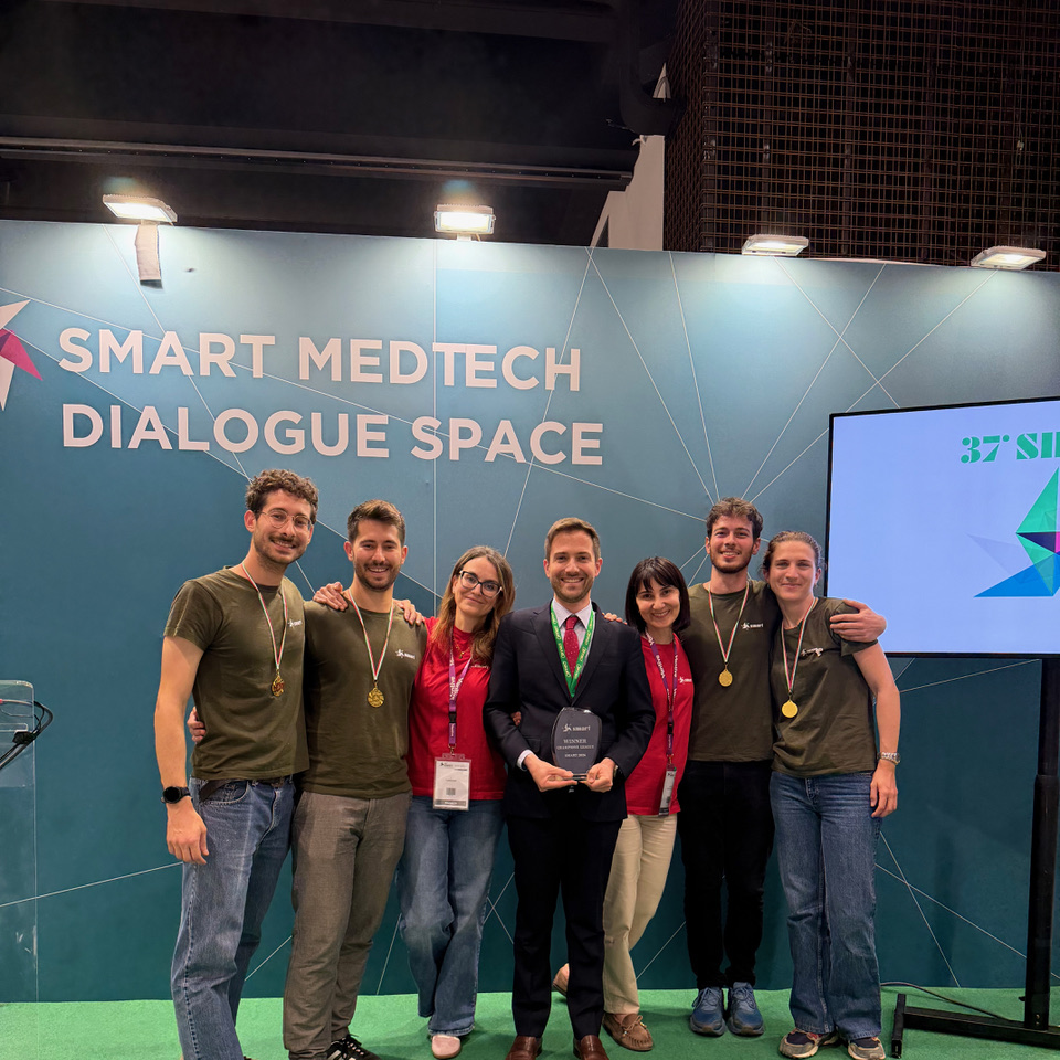La squadra vincitrice sul podio dello Smart Medtech 2026