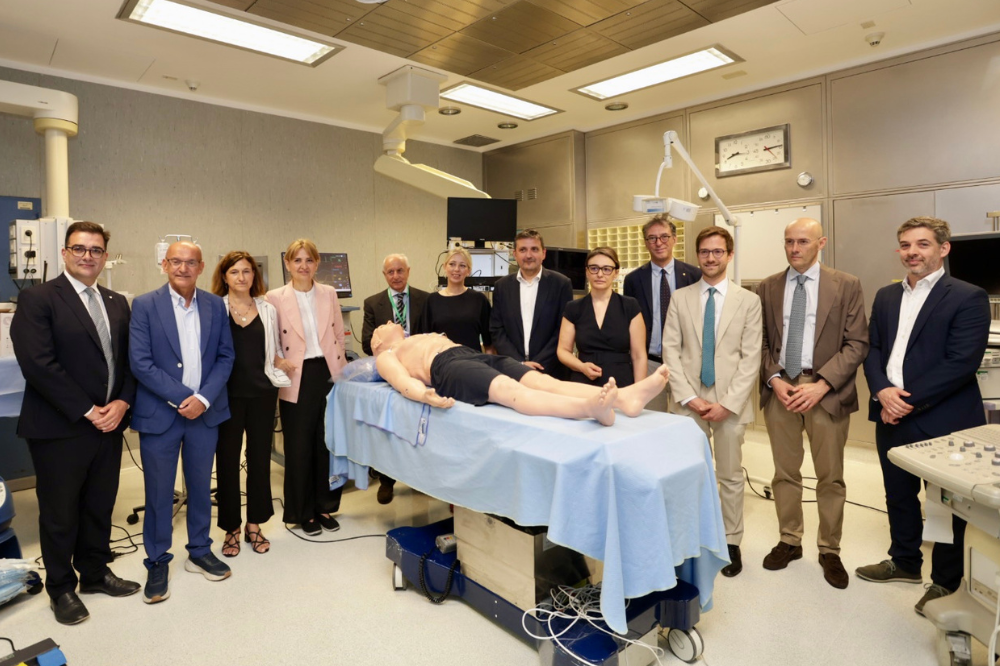 Le autorità e i professionisti posano insieme a un simulatore top di gamma