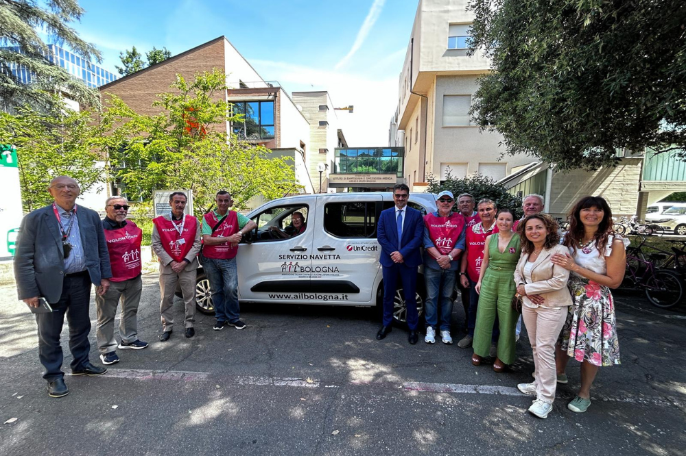 - il momento di incontro e del nuovo mezzo con i Volontari di AIL Bologna (erano presenti per UniCredit: Barbara Panzera e Gianluca Garzia. Per AIL Bologna: il Presidente Gaetano Bergami, parte dei Volontari che guideranno l’auto, Serena Varani e Paola Melle dello staff)