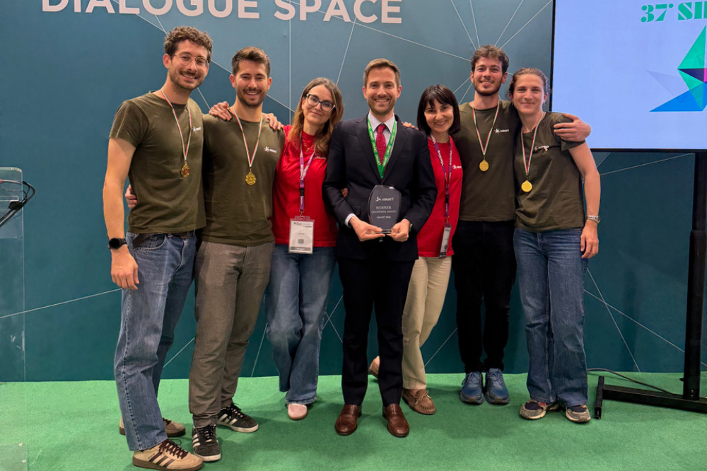 foto di gruppo della squadra vincitrice sul podio