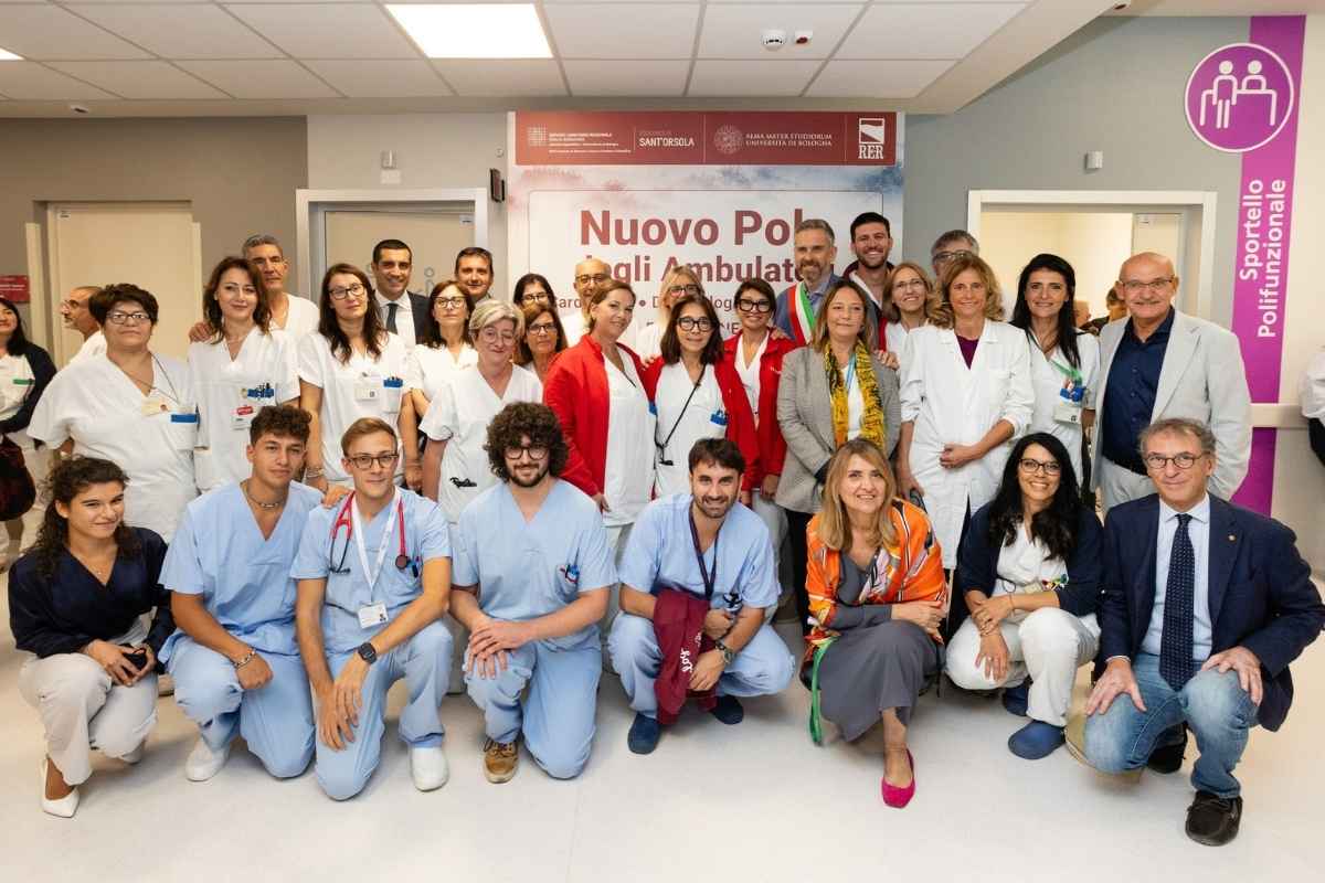 foto di gruppo istituzioni e personale